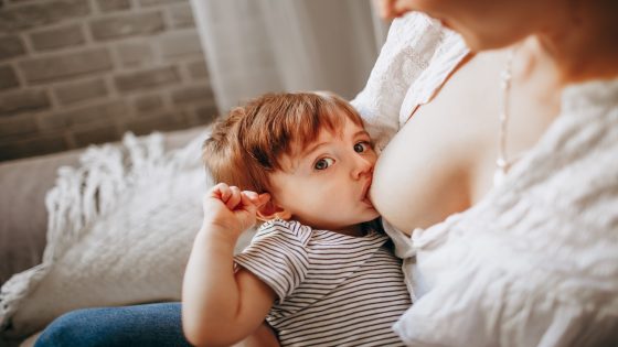 تفسير رضاعة الصدر في الحلم – رؤيا رضاعة الثدي في المنام