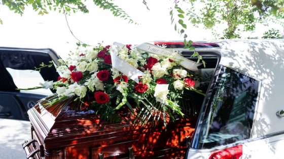 تفسير تقبيل الميت في الحلم رؤية تقبيل الشخص المتوفي في المنام