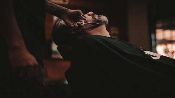 تفسير الحلاق في الحلم رؤية حلق الشعر و اللحيه في المنام