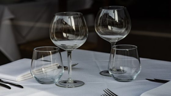 تفسير حلم الكاسات رؤية الكوب الزجاج في المنام
