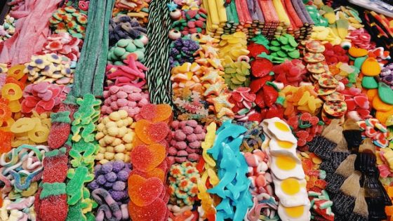 تفسير رؤية الحلويات في الحلم للبنت العزباء للمتزوجه للحامل