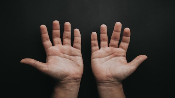 تفسير اليد في المنام رؤيا اليد اليسار او اليمين في الحلم