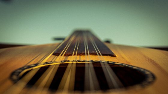 تفسير العود في الحلم – رؤية الة العود في المنام