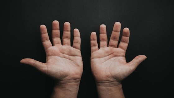 تفسير اليد في المنام رؤيا اليد اليسار او اليمين في الحلم