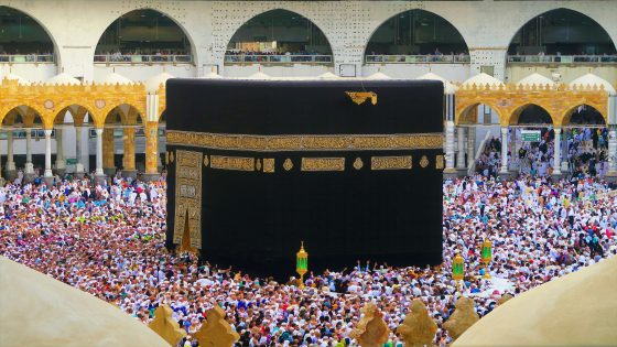 تفسير الحجر الاسود في الحلم رؤية لمس الحجر الاسود في المنام