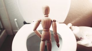 تفسير حلم البول رؤيا التبول في منام البنت العزباء و المتزوجه و الحامل
