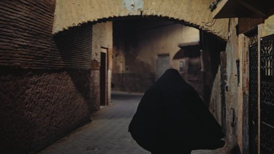 تفسير ضياع العباءة في المنام و فقدان العبايه في الحلم