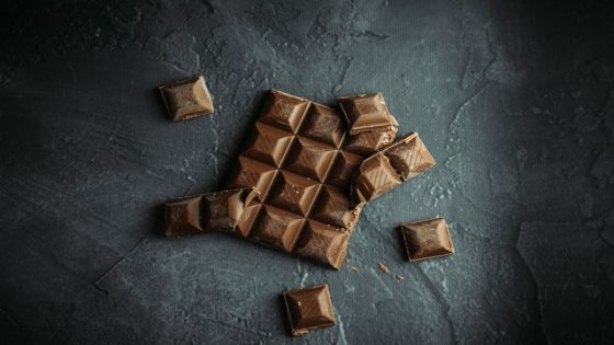 تفسير حلم الشوكولاتة في المنام للبنت العزباء و المتزوجه و الحامل