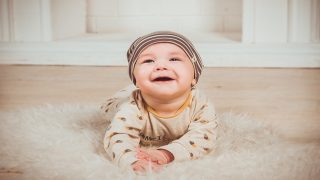 رؤية حمل الطفل الذكر في المنام للعزباء