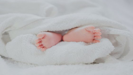 رؤية حمل الطفل الرضيع الذكر في المنام للعزباء