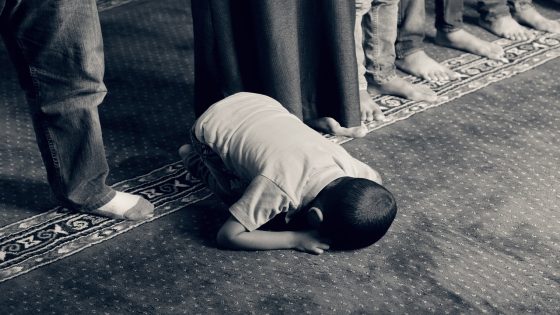 تفسير رؤية شخص اعرفه يصلي في المنام