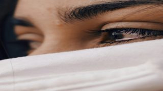 البكاء الشديد في المنام للعزباء