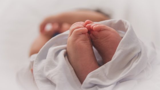 تفسير الرضيعه في الحلم رؤية الطفله الصغيرة في المنام