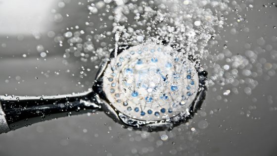 تفسير الاستحمام في المنام امام الناس