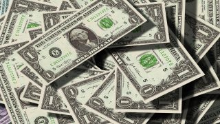 تفسير حلم إعطاء المال لشخص معروف