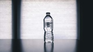 رؤية قوارير الماء في المنام