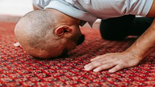 تفسير حلم شخص يصلي وهو لا يصلي