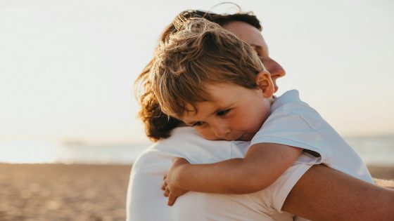 حضن الميت في المنام والبكاء