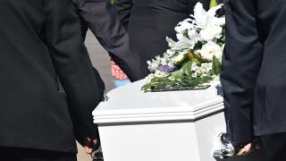 رؤية جنازة شخص حي في المنام
