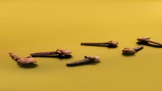القرنفل للحواجب والرموش