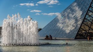 كم عدد صالات متحف اللوفر من الداخل