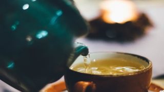 فوائد الشاي الأخضر على الريق وأضراره