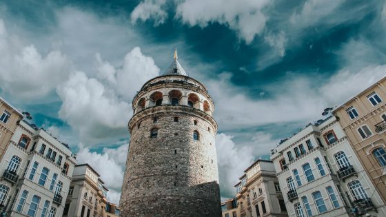 كم تبعد منطقة أنطاليا عن إسطنبول؟