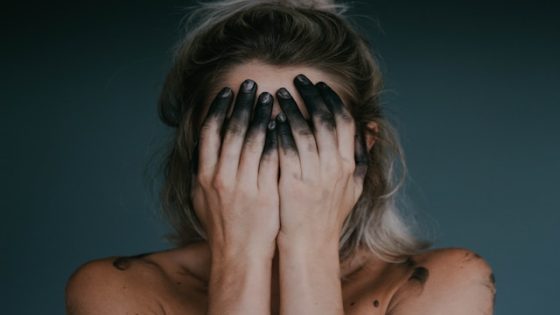 تفسير رؤية قضم الأظافر في المنام وحلم أكل الأظافر