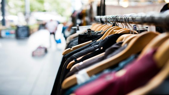 تفسير رؤية أخذ الميت ملابس من الحي في المنام
